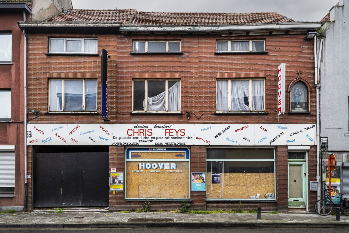 Etalage van een leegstaand handelspand in Gent