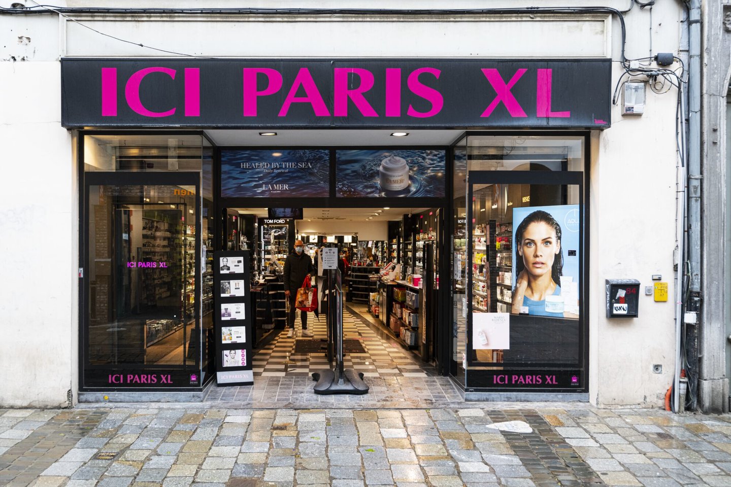 Etalage van ICI PARIS XL, een winkel van parfumerie en schoonheids- en verzorgingsproducten in Gent