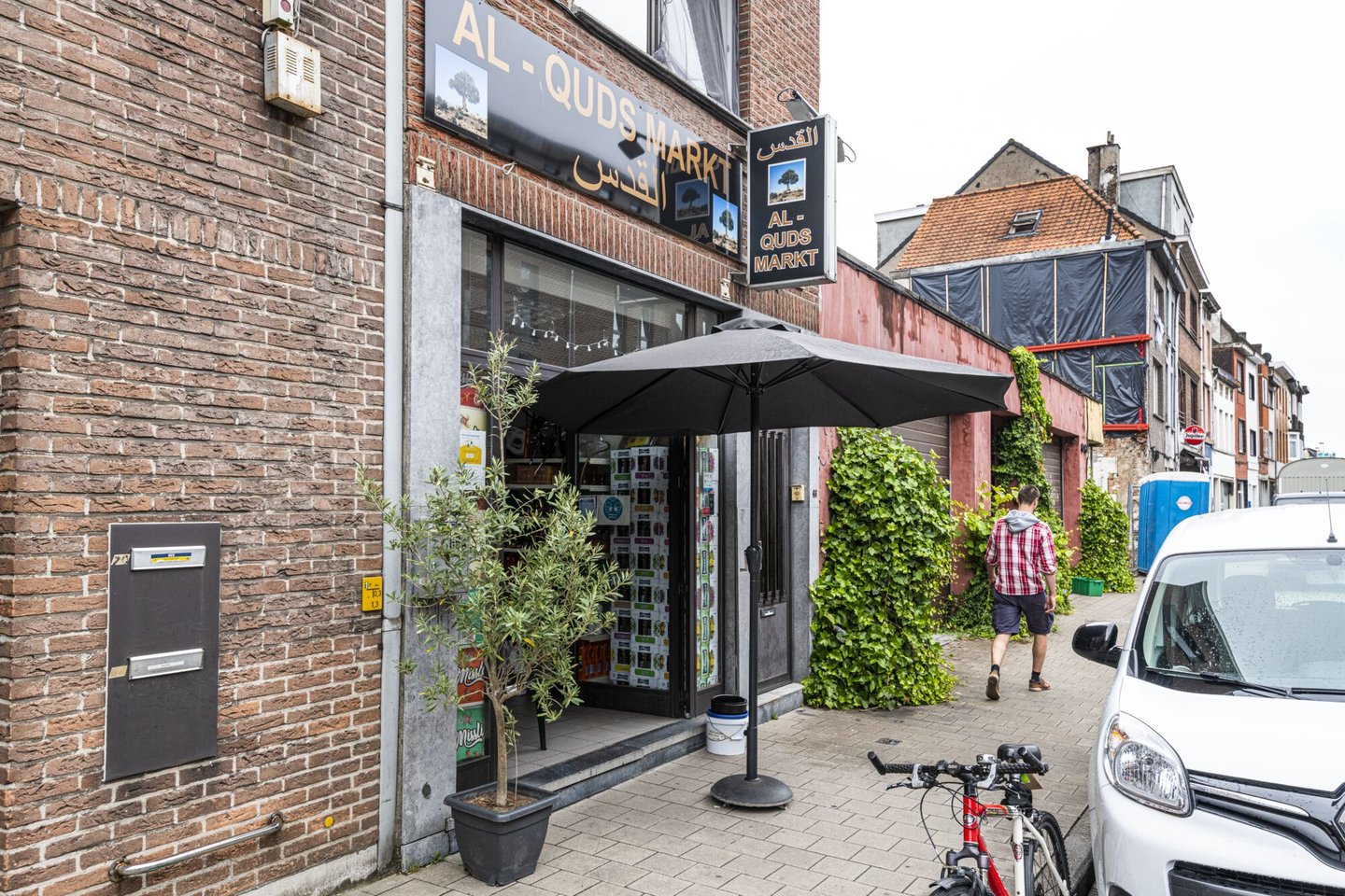 Etalage van Al-Quds Markt, een winkel van algemene voeding in Gent