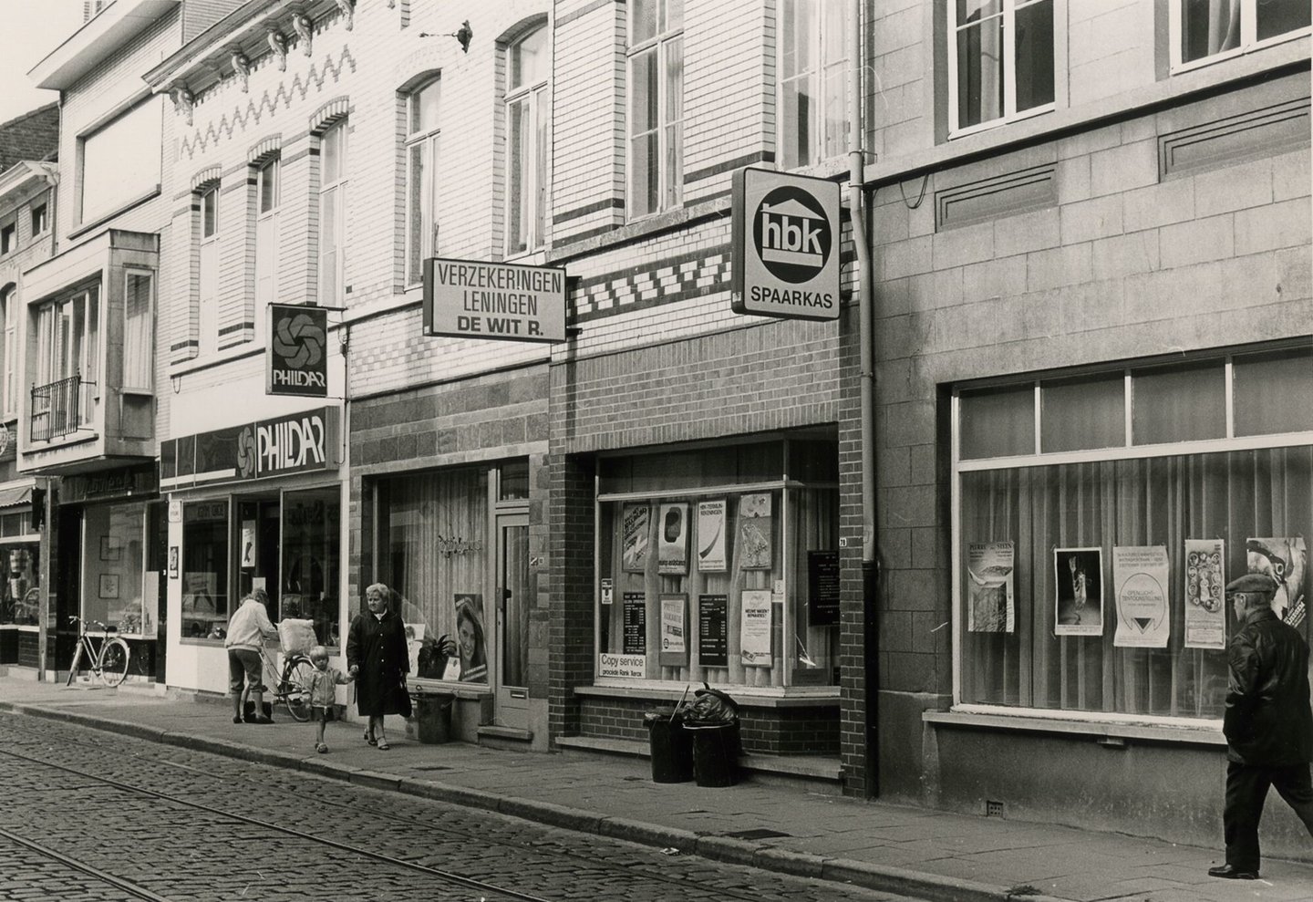 Straatbeeld met winkel Phildar, verzekeringskantoor De Wit en spaarkas hbk in Gent