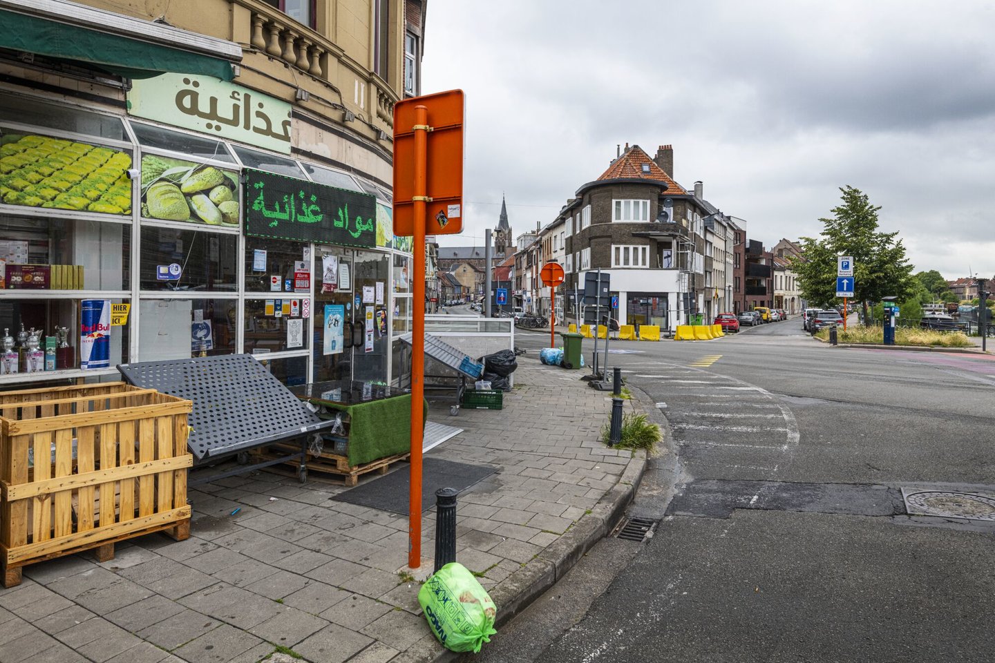 Etalage van Taiba Market, een winkel van algemene voeding in Gent