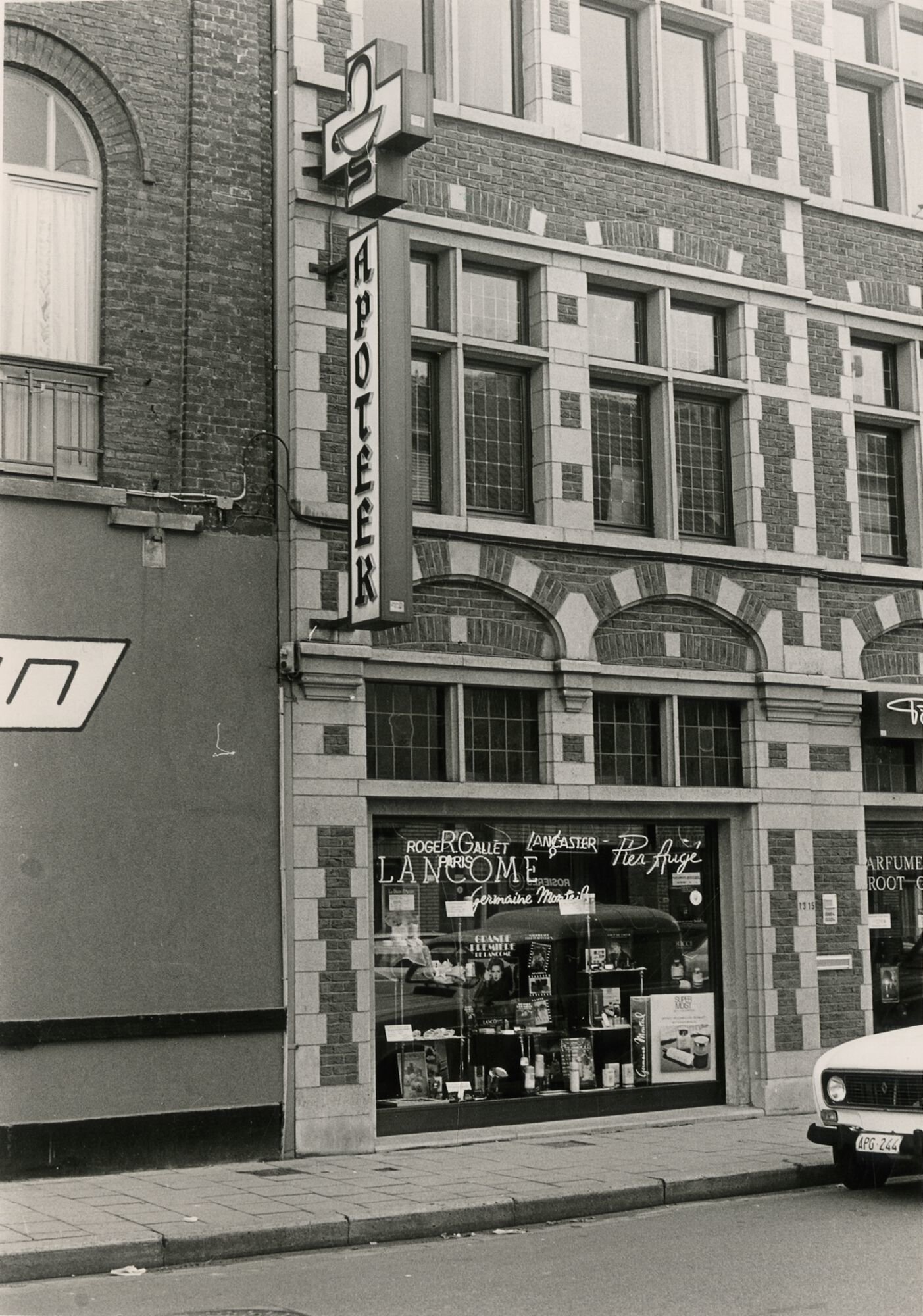 Etalage van een apotheek in Gent