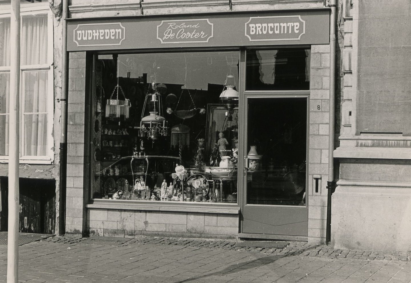 Etalage van brocantewinkel De Coster in Gent