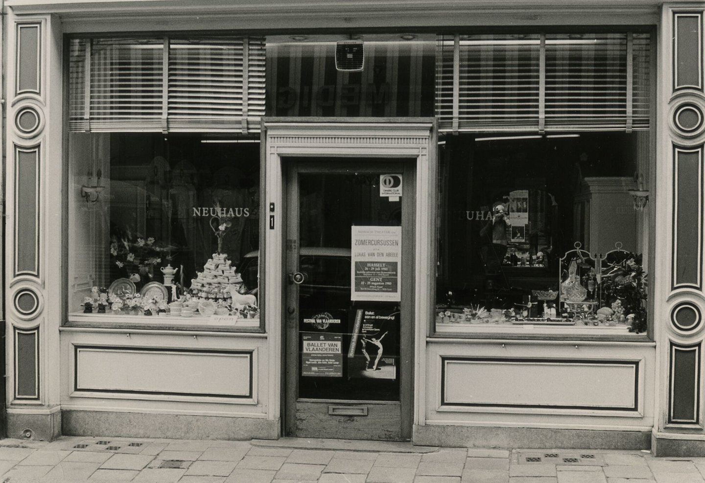 Etalage van pralinewinkel Neuhaus in Gent