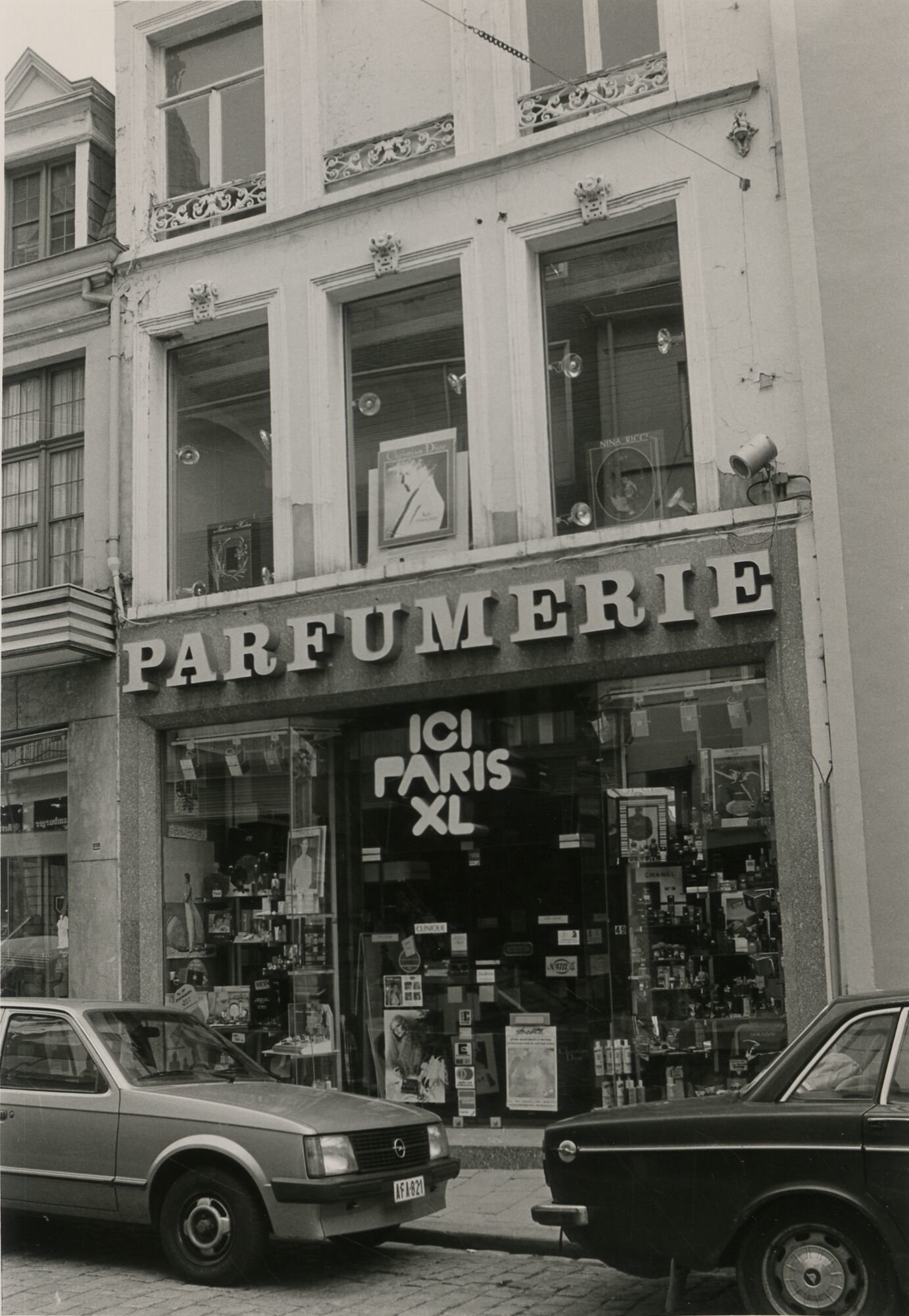 Etalage van parfumerie Ici Paris XL Gent