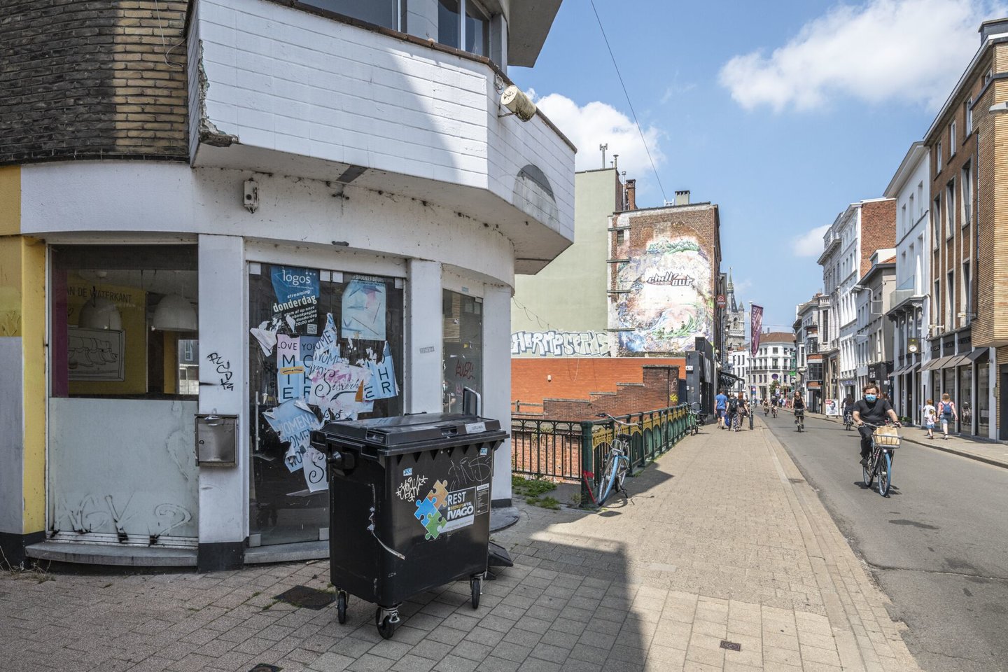 Etalage van een leegstaand handelspand in Gent