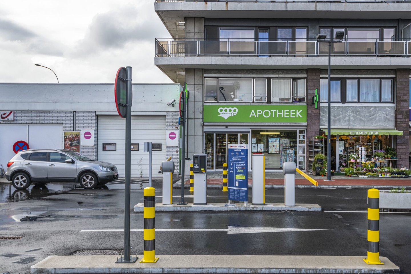 Etalage van bloemen- en plantenwinkel Fiori en een Coop-apotheek in Gent