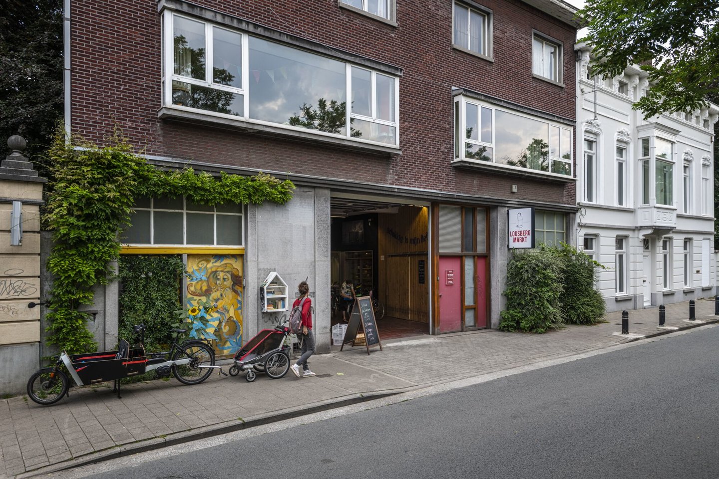 Portaal van markthal Lousbergmarkt, een overdekte voedingsmarkt in Gent