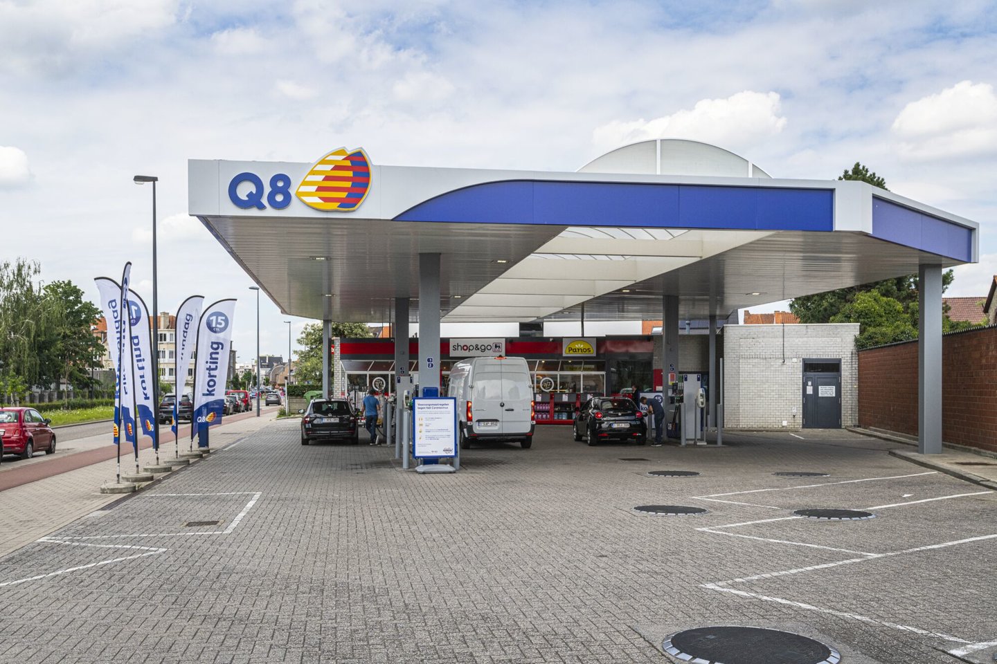 Tankstation Q8 en broodjeszaak Panos en Delhaize Shop in Gent