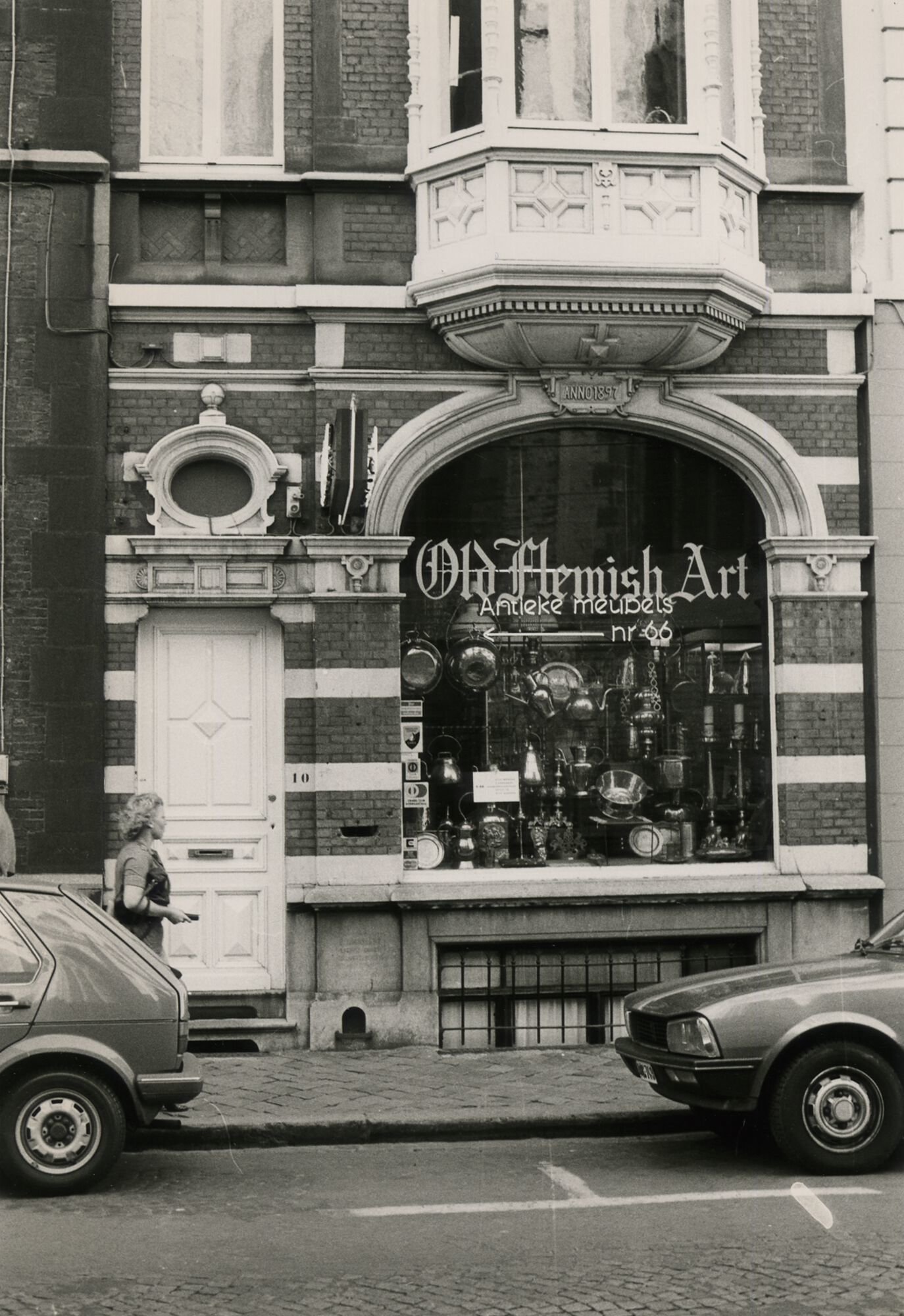 Etalage van antiekhandel Old Flemish Art in Gent