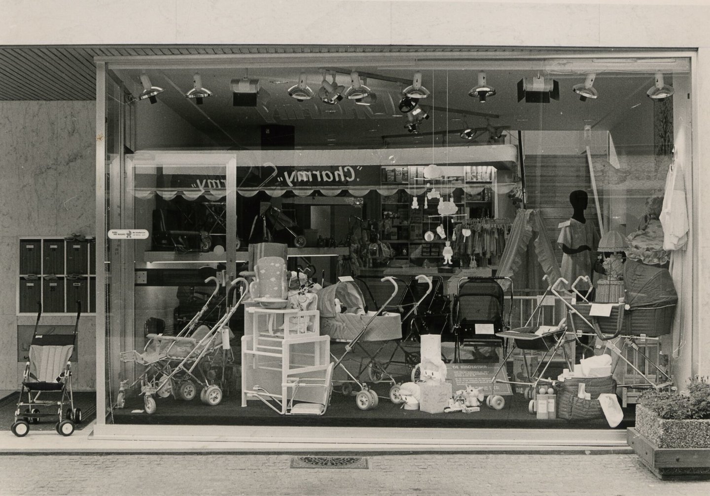 Etalage van een winkel in babyartikelen in Gent