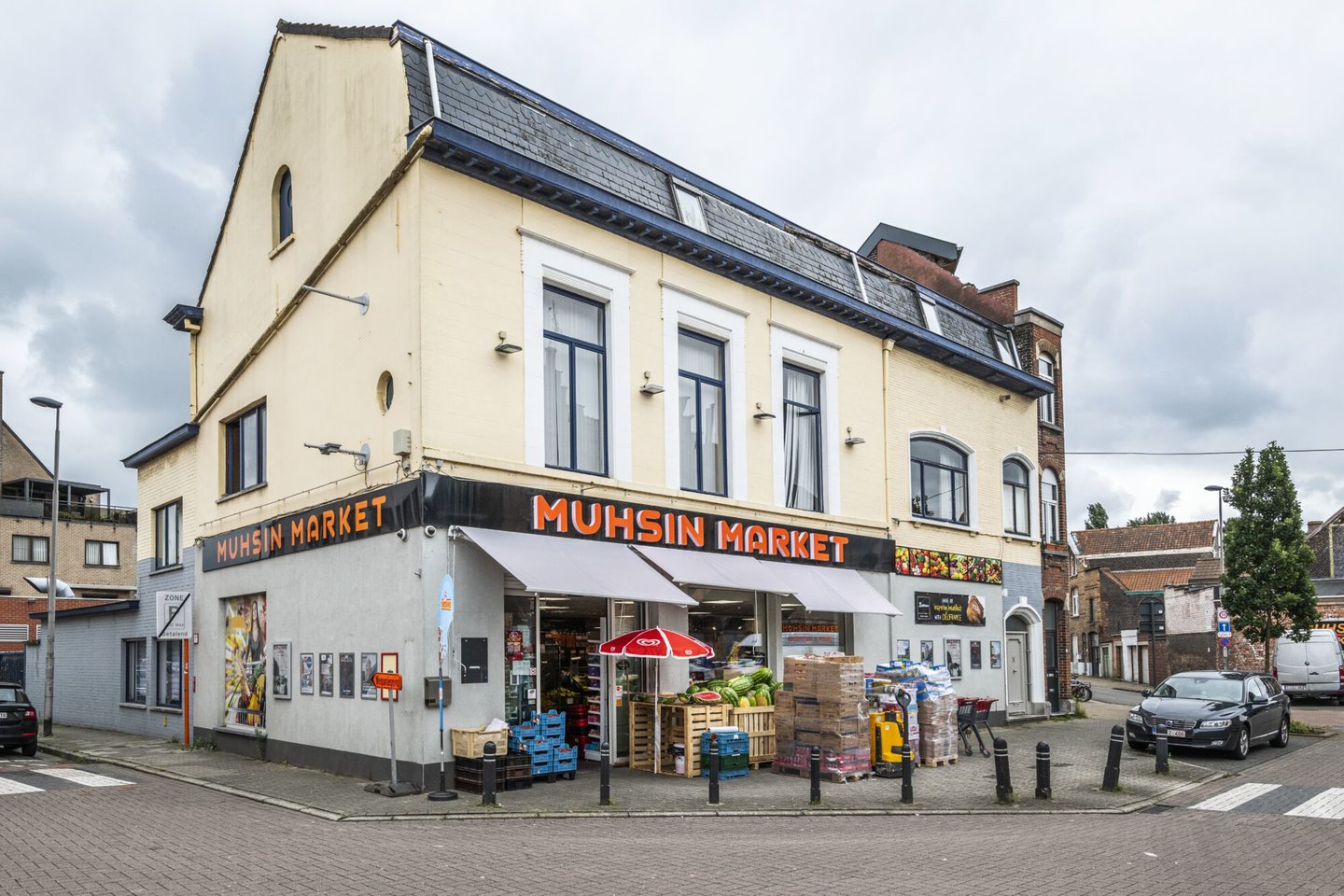 Etalage van Muhsin Market, een winkel van algemene voeding in Gent