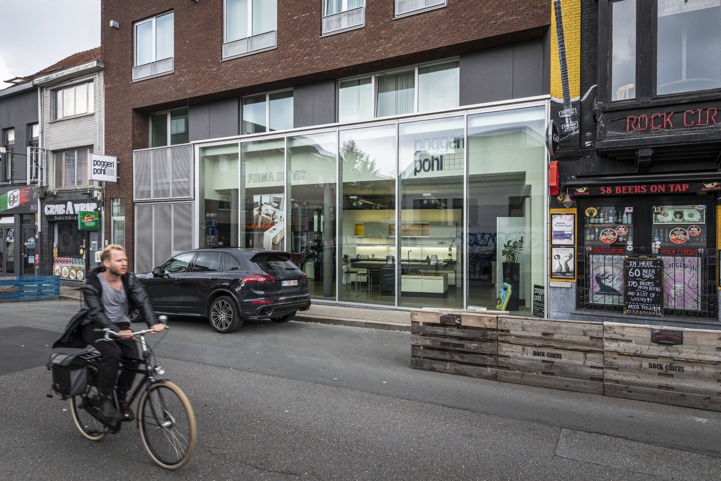 Etalage van een Poggenpohl showroom, een keukenbouwer in Gent