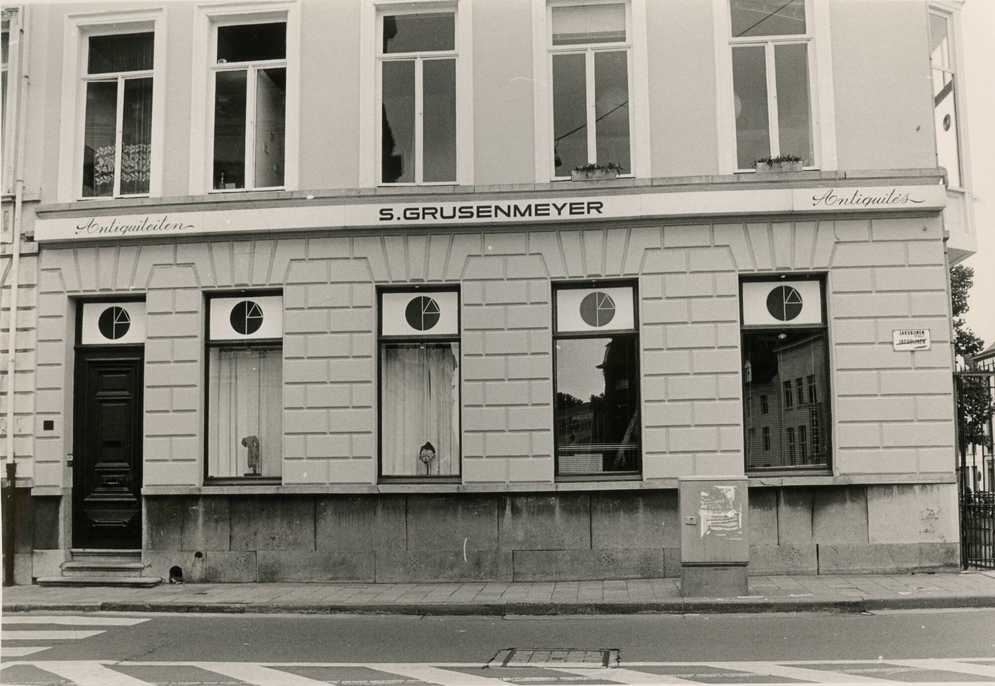 Etalage van antiekhandel S. Grusenmeyer in Gent