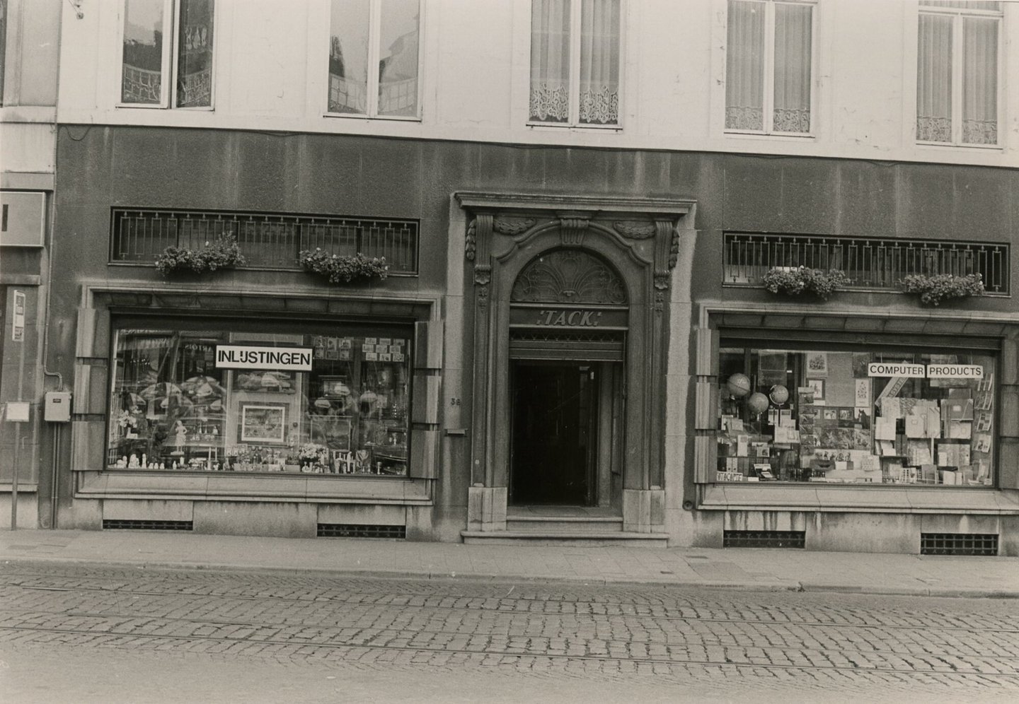 Etalage van papierhandel en kantoorartikelen Tack in Gent