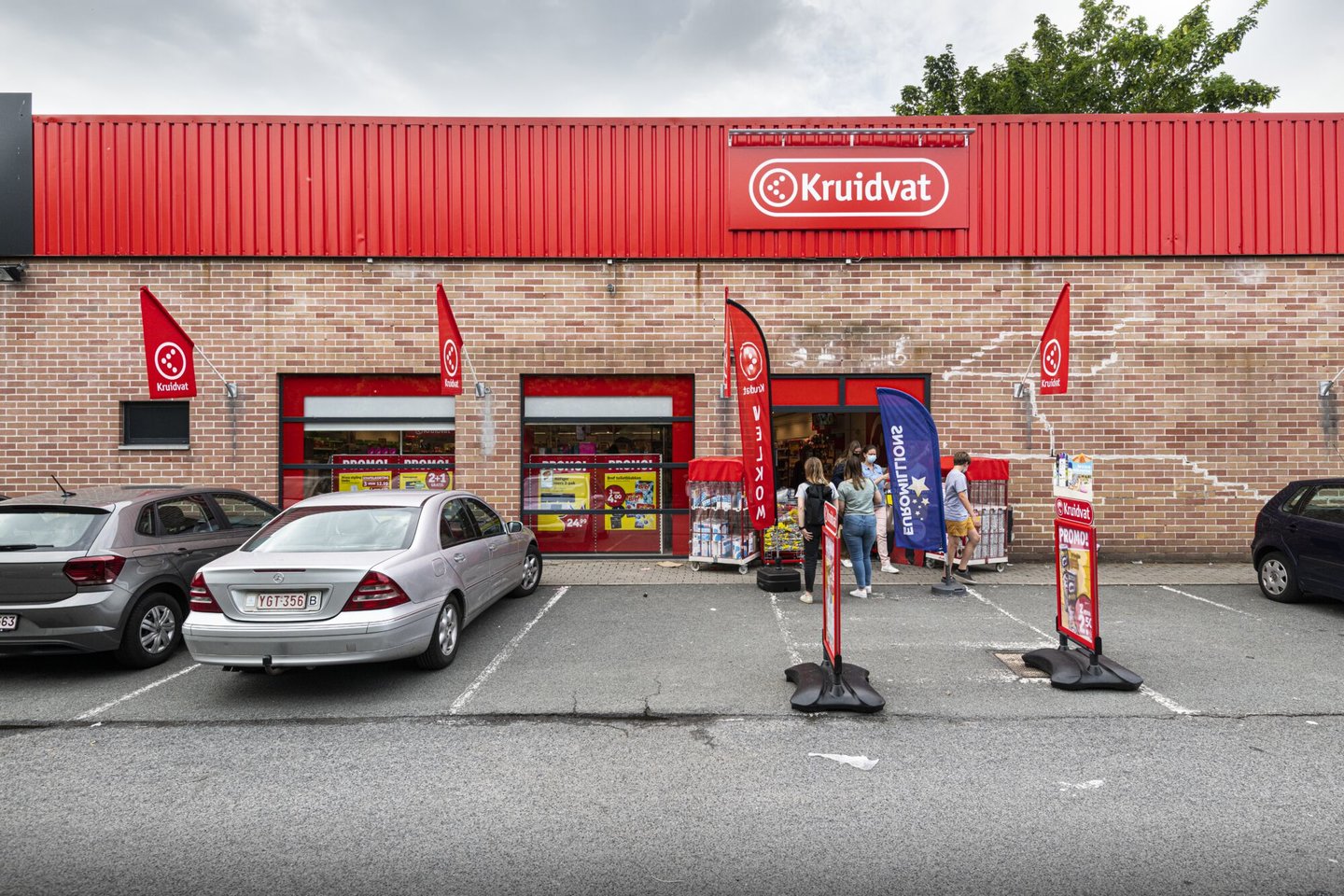 Gevel van Kruidvat, een drogisterij in Mariakerke