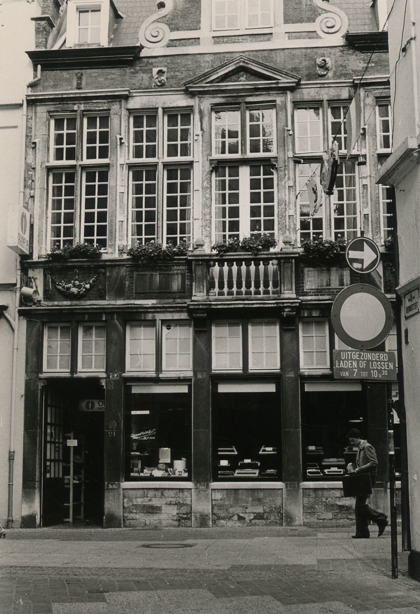 Etalage van De Wolf, een winkel van kantoormachines in Gent