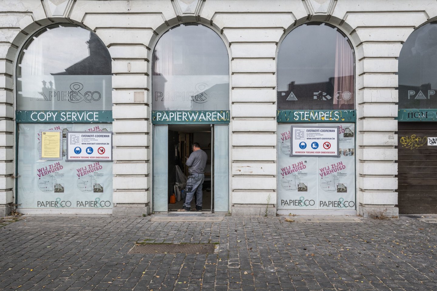 Etalage van een leegstaand handelspand in Gent