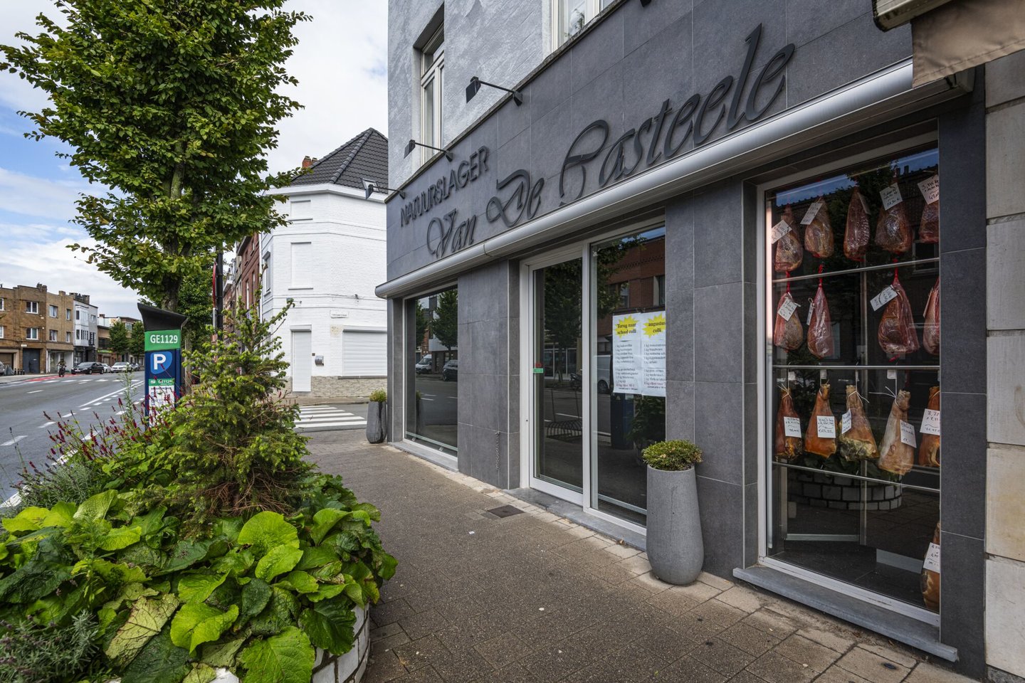 Etalage van beenhouwerij natuurslager Van De Casteele in Gent