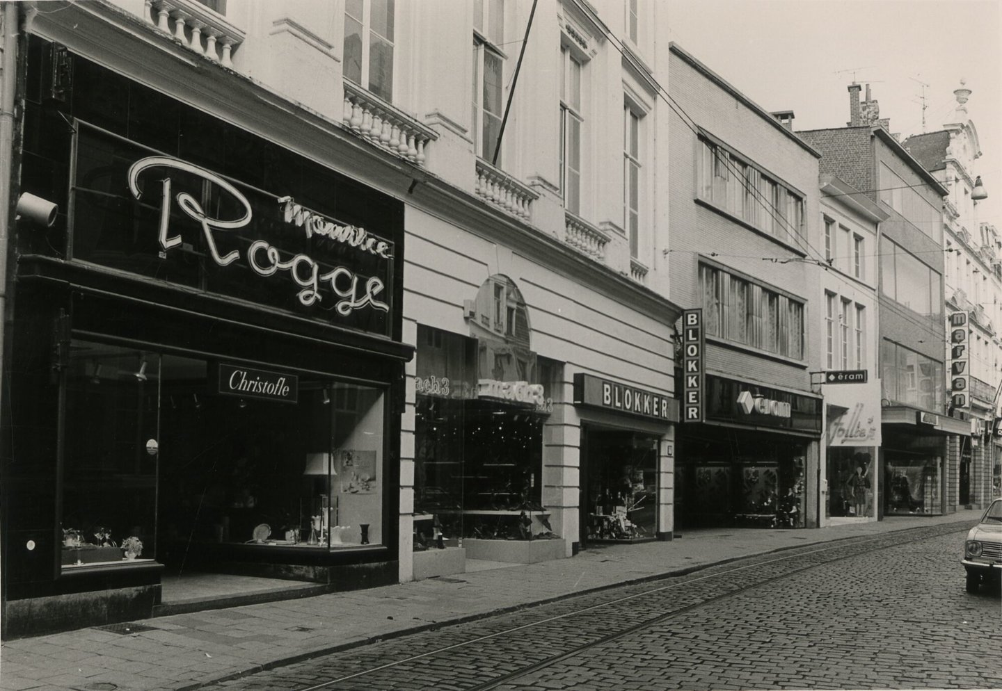 Straatbeeld met gevels en etalages in de Veldstraat in Gent