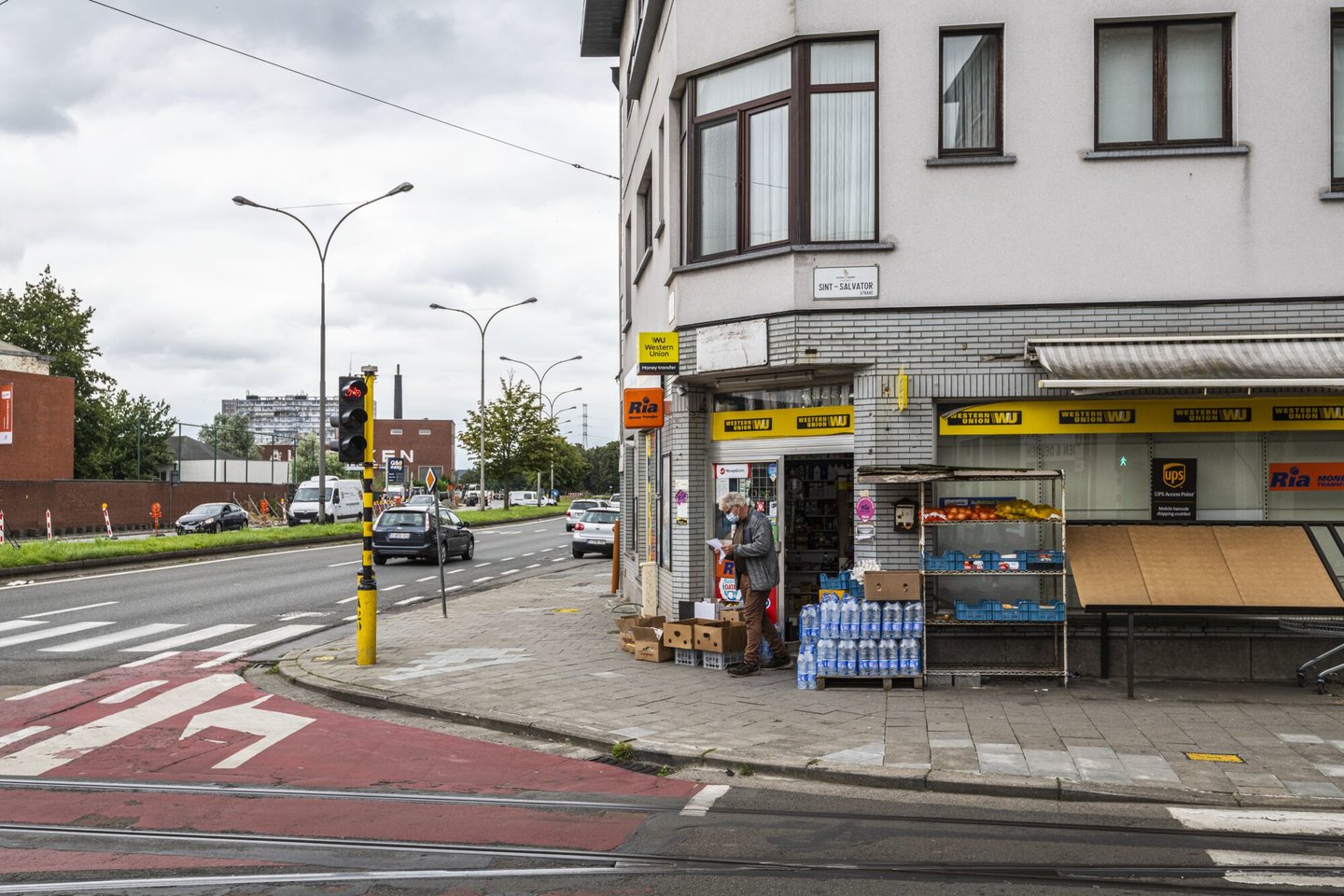 Etalage van Usman Brothers, een winkel van algemene voeding in Gent