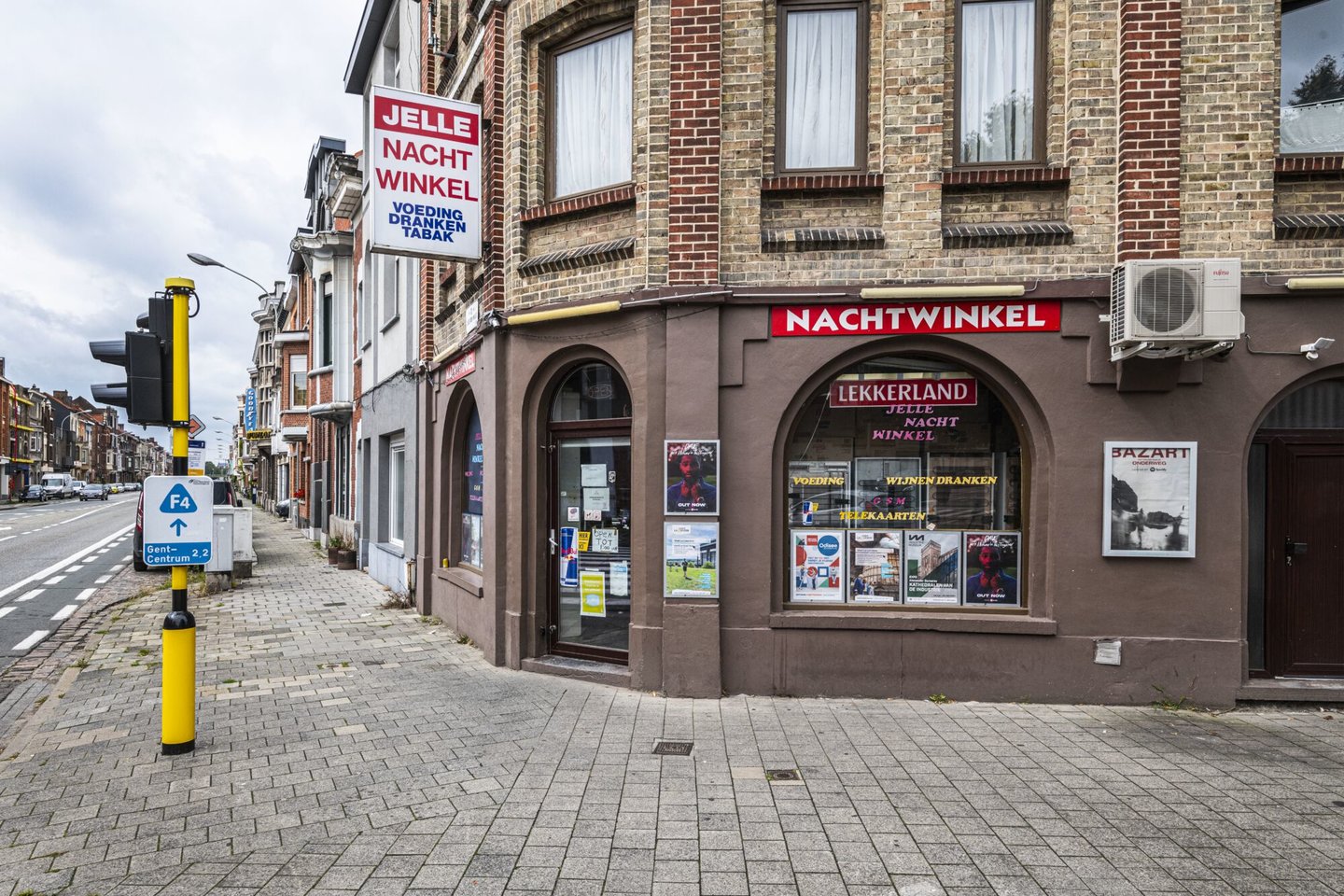 Etalage van nachtwinkel Jelle in Gent