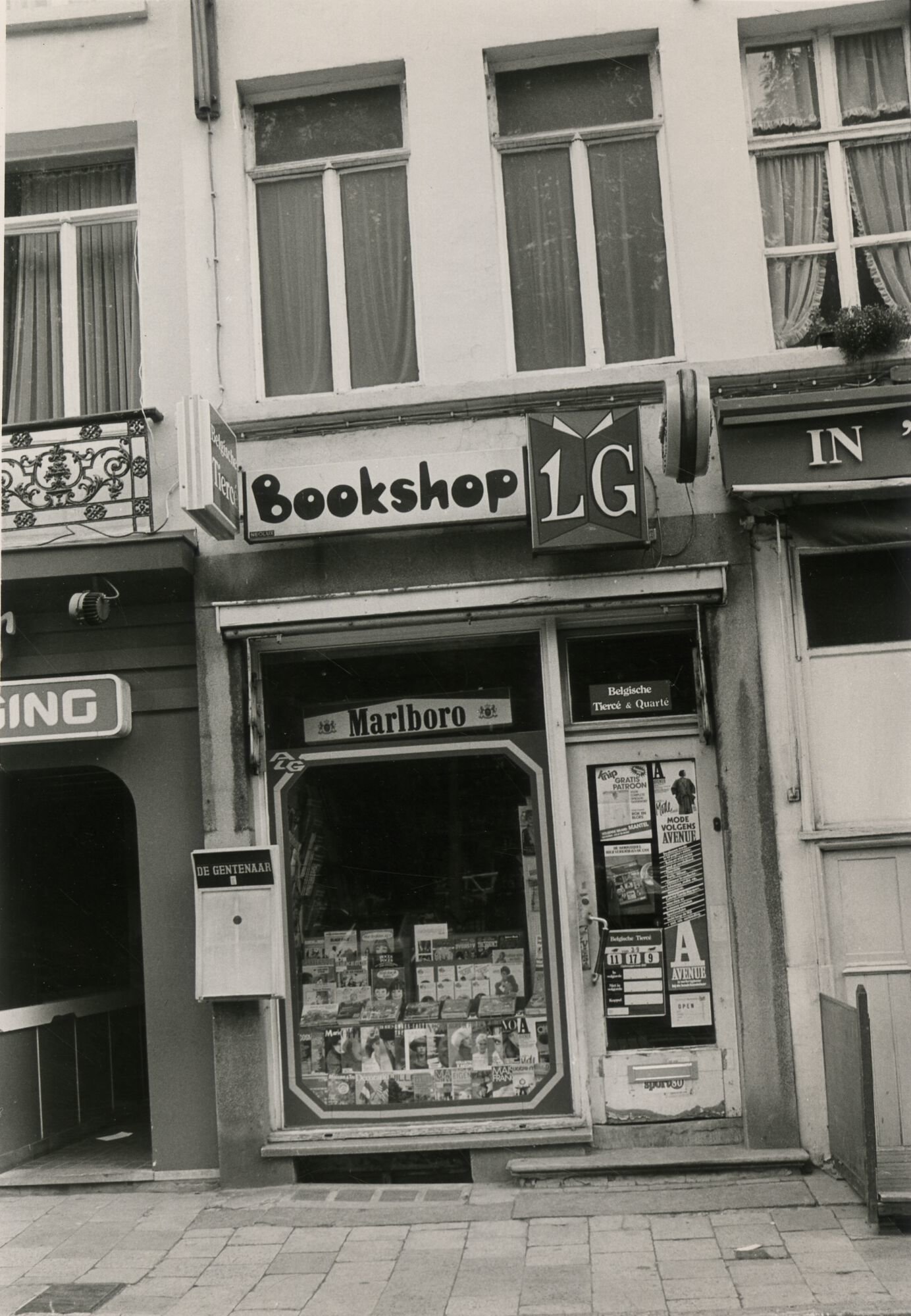 Etalage van dagbladhandel Bookshop in Gent