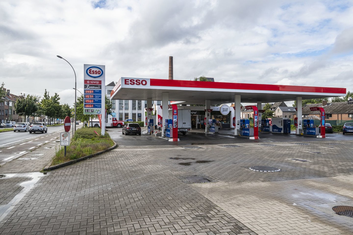 Tankstation Esso en een Break Point shop in Gent