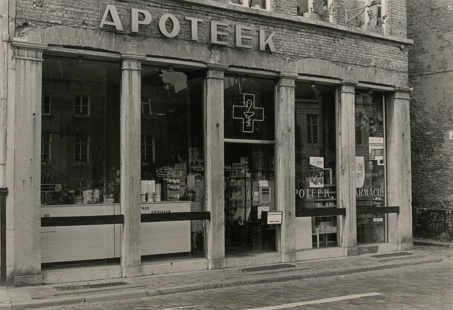 Etalage van een apotheek in Gent