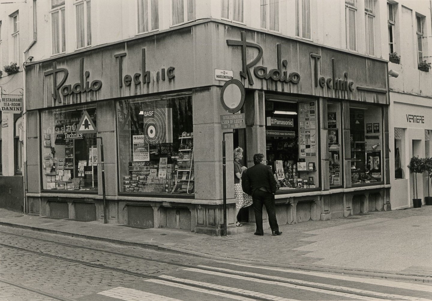 Etalage van elektrozaak Radio Technic in Gent