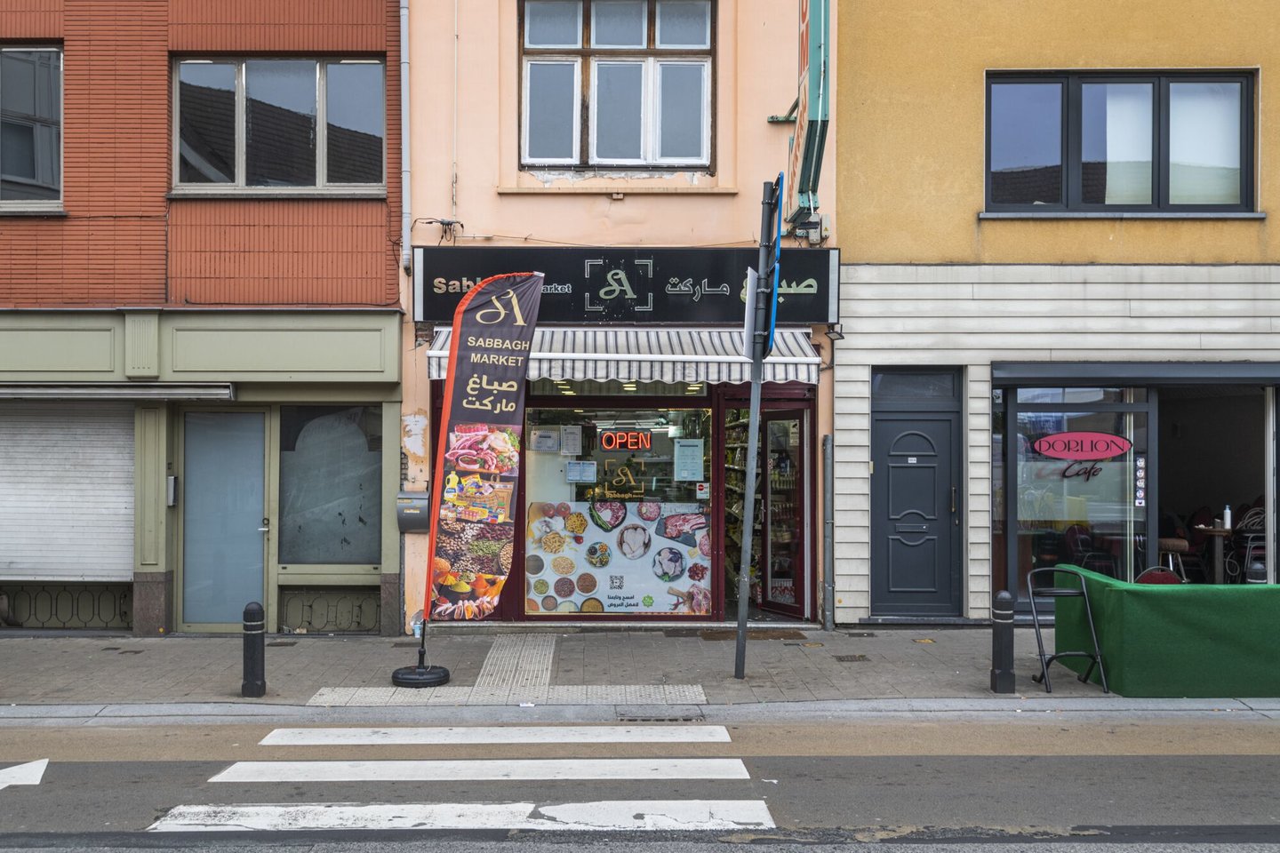 Etalage van Sabbagh Market, een winkel van algemene voeding in Gent