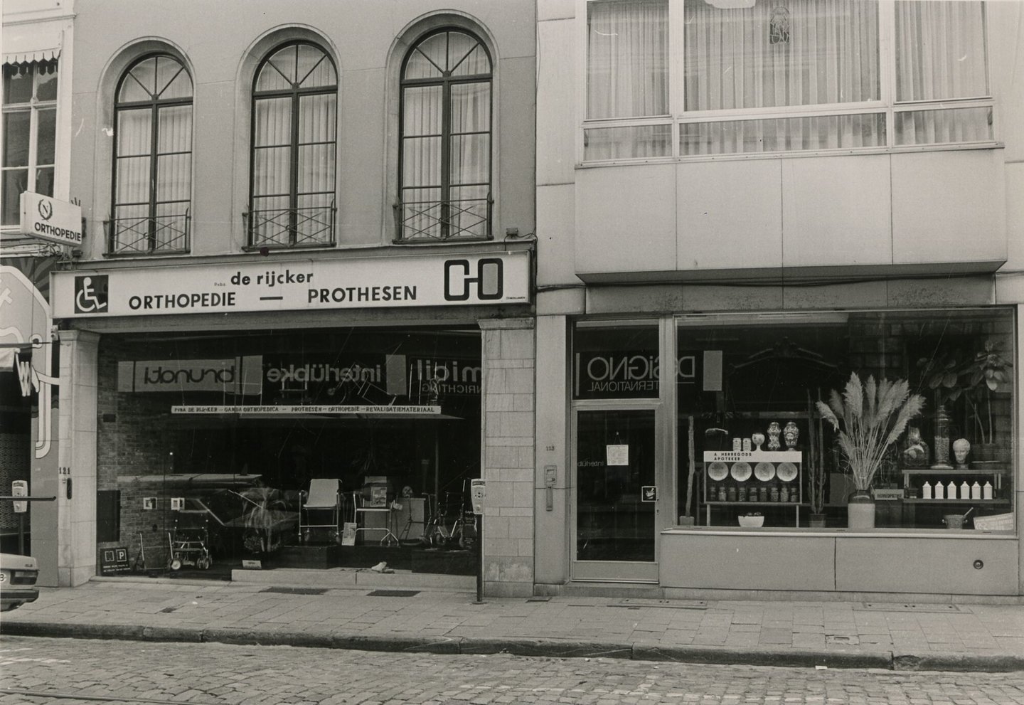 Etalages van orthopedische en paramedische artikelen De Rijcker en apotheek Herregods in Gent