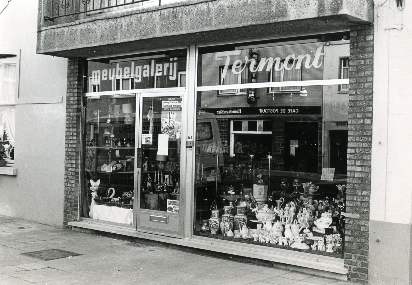 Etalage van woonwinkel meubelgalerij Termont in Gent