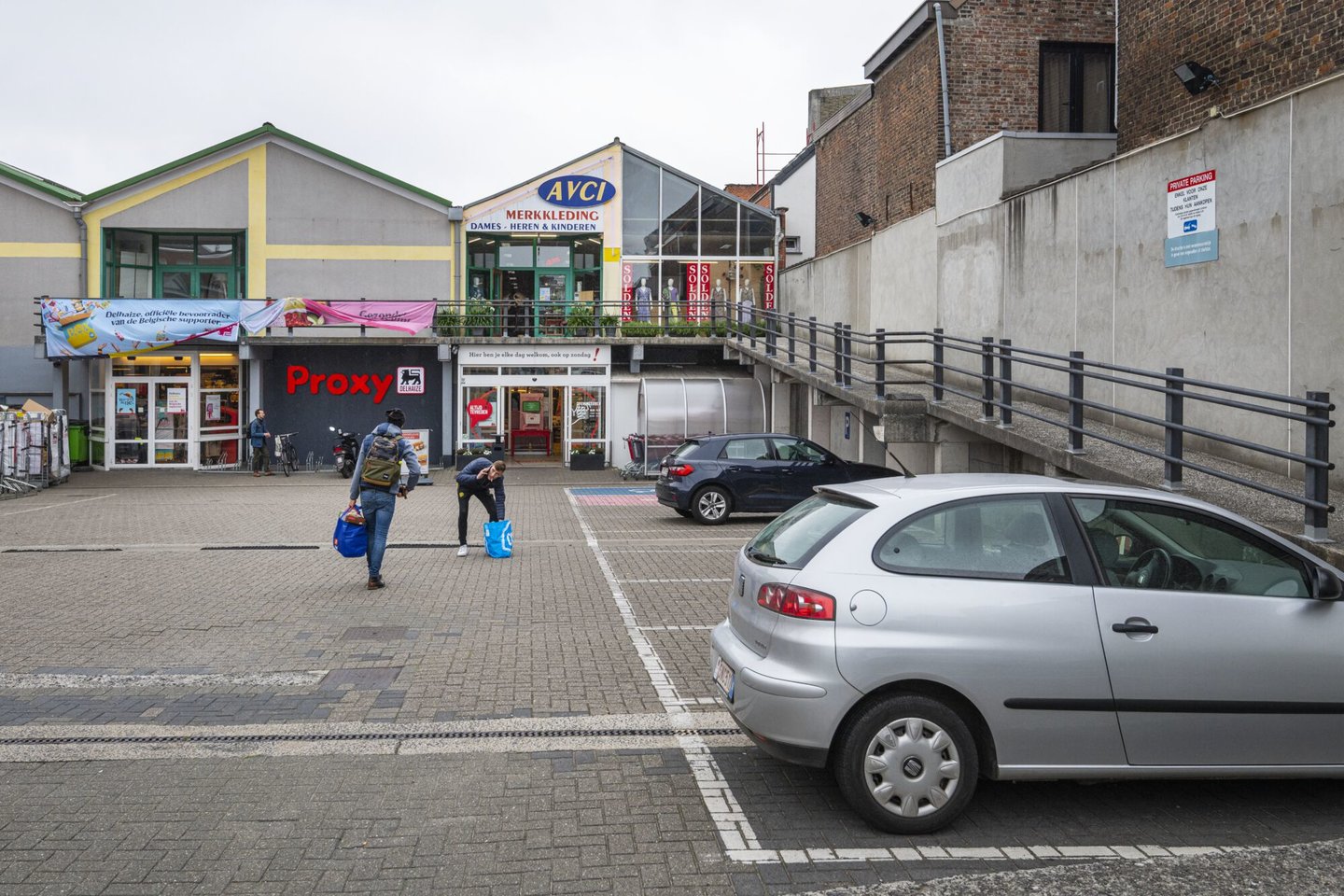 Proxy Delhaize supermarkt en kleding AVCI in Gent