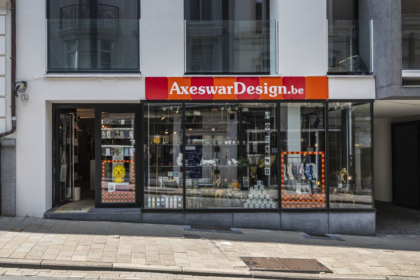 Etalage van Axeswar Design, een winkel voor design, geschenken en gadgets in Gent