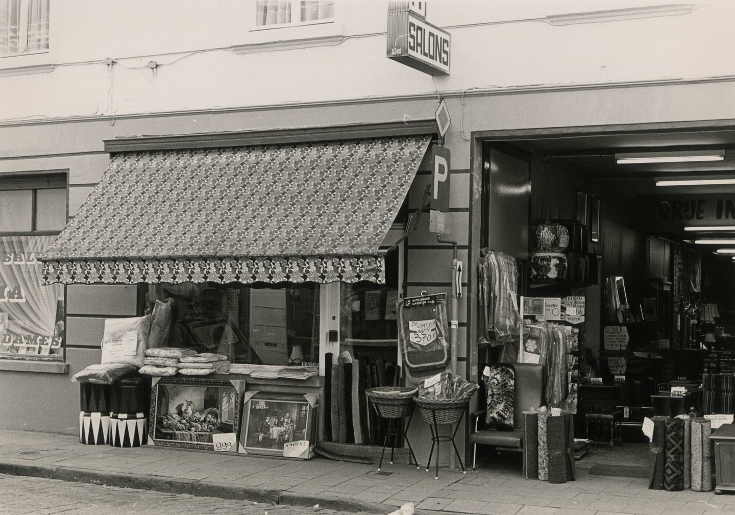 Etalage van een meubel- en woonwinkel in Gent