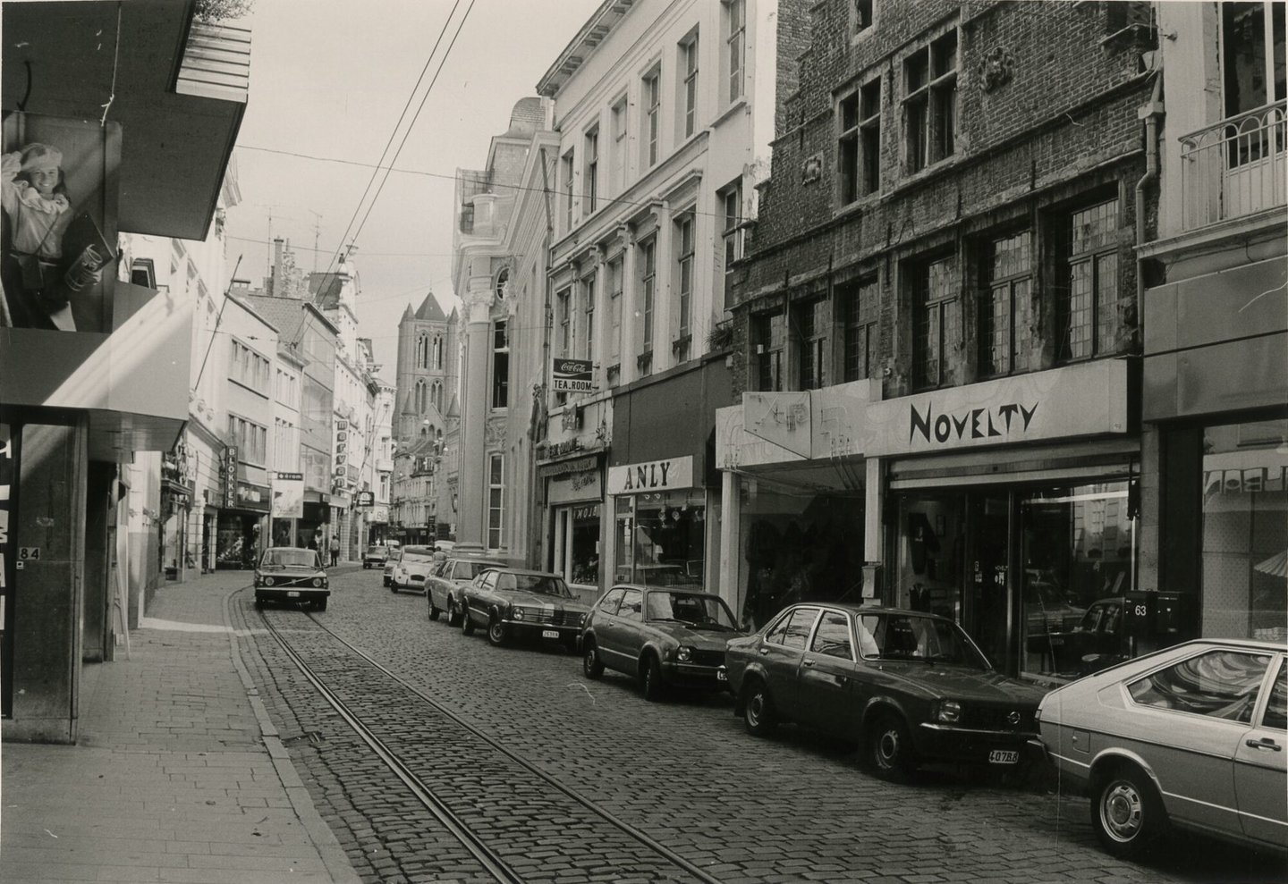 Straatbeeld met gevels en etalages in de Veldstraat in Gent