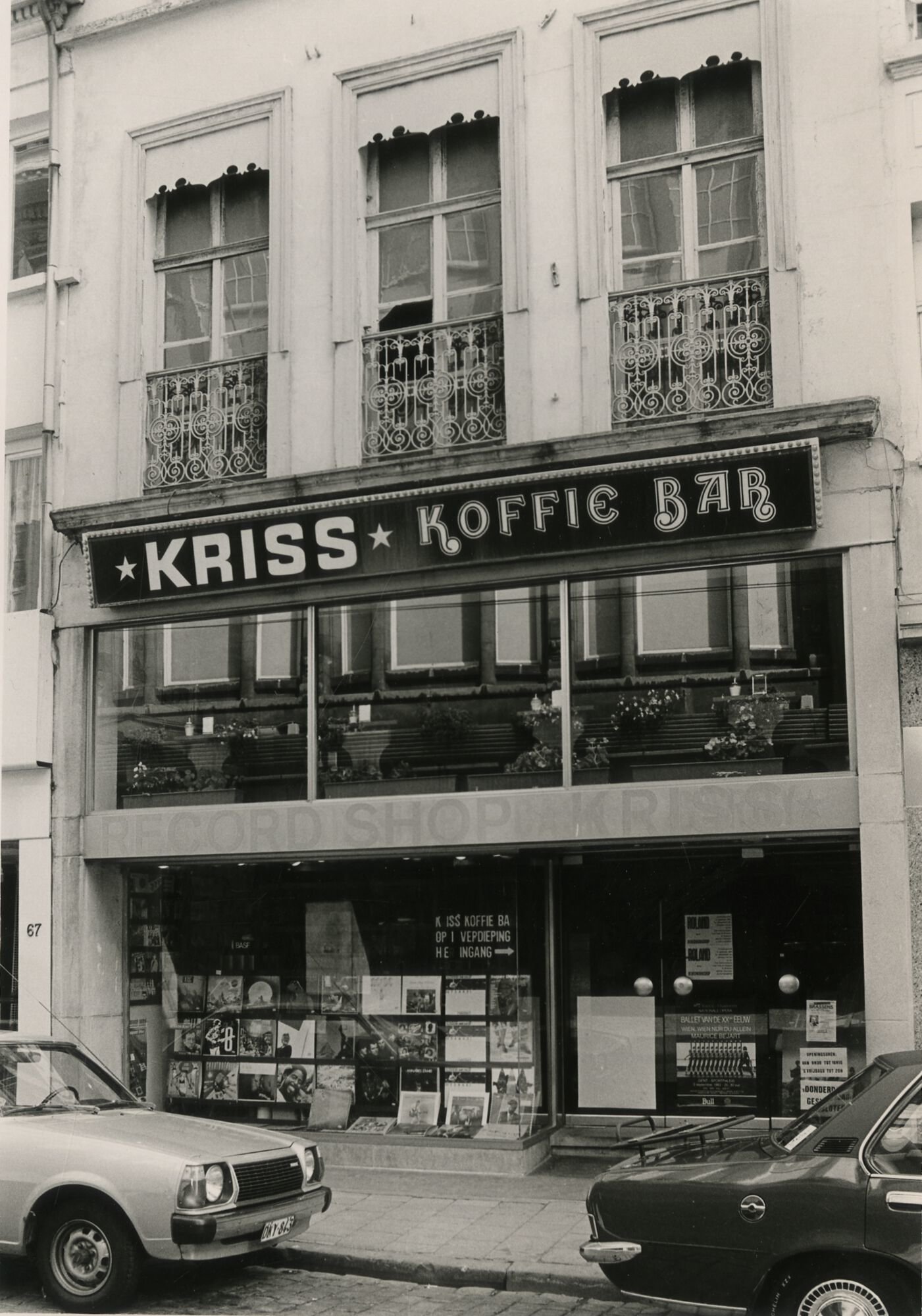 Etalages van platenwinkel Record Shop en koffiebar Kriss in Gent