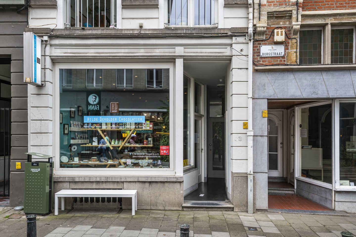 Etalage van Hilde Devolder Chocolatier pralines en chocolade in Gent