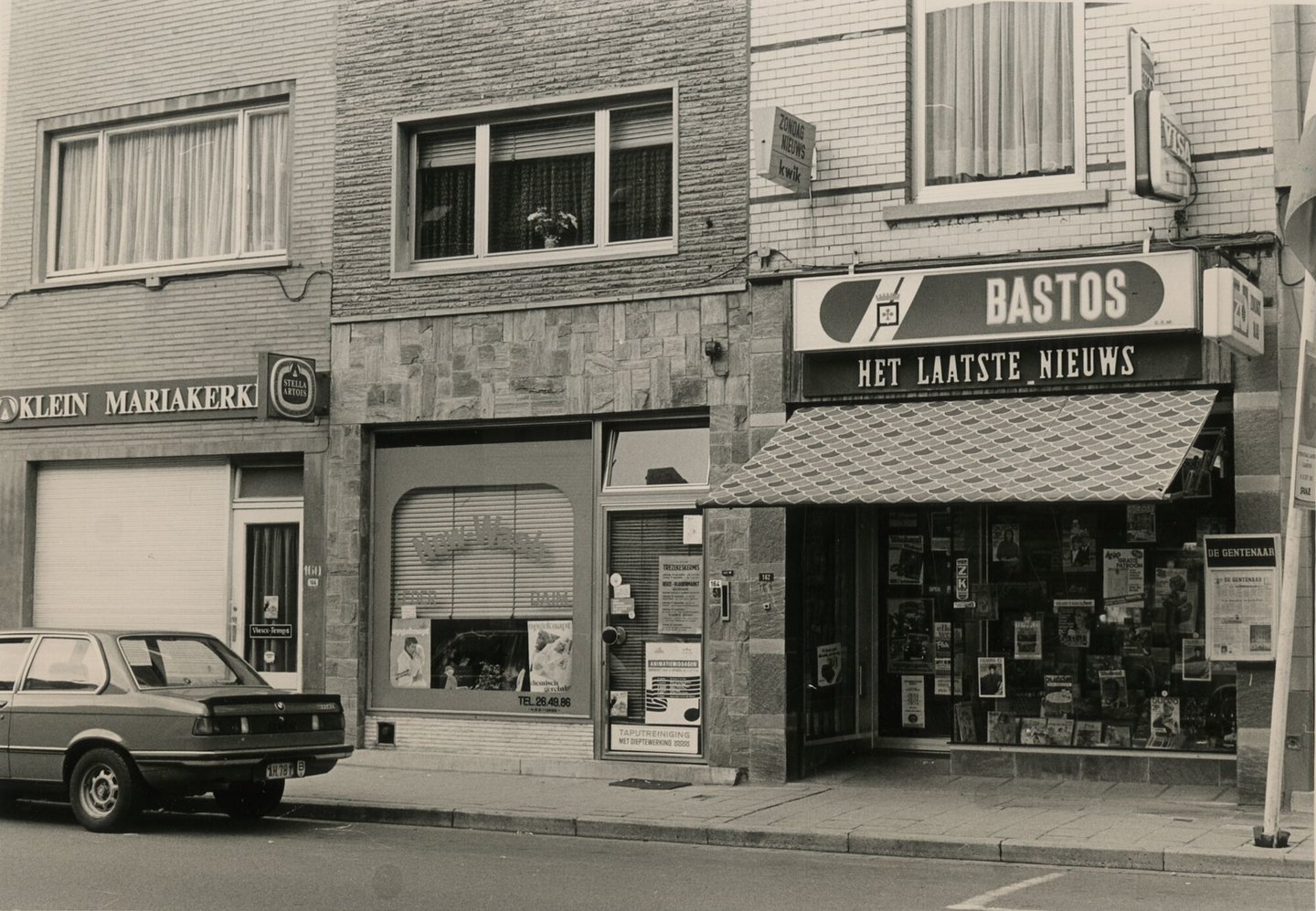 Etalage van een dagbladhandel in Gent