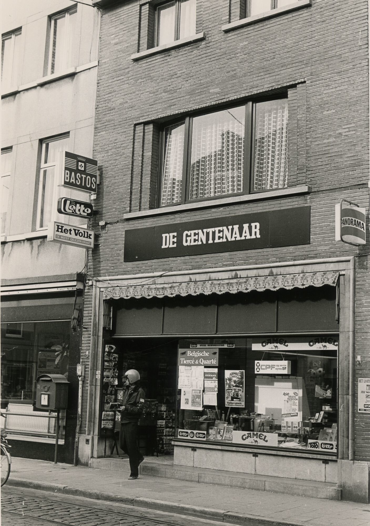 Etalage van een dagbladhandel in Gent