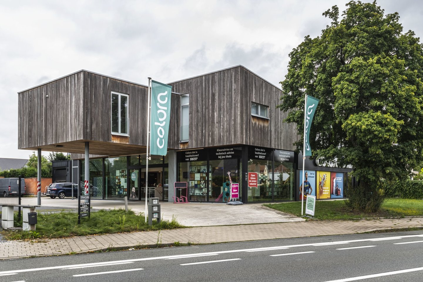 Etalage van verfwinkel Colora in Sint-Amandsberg