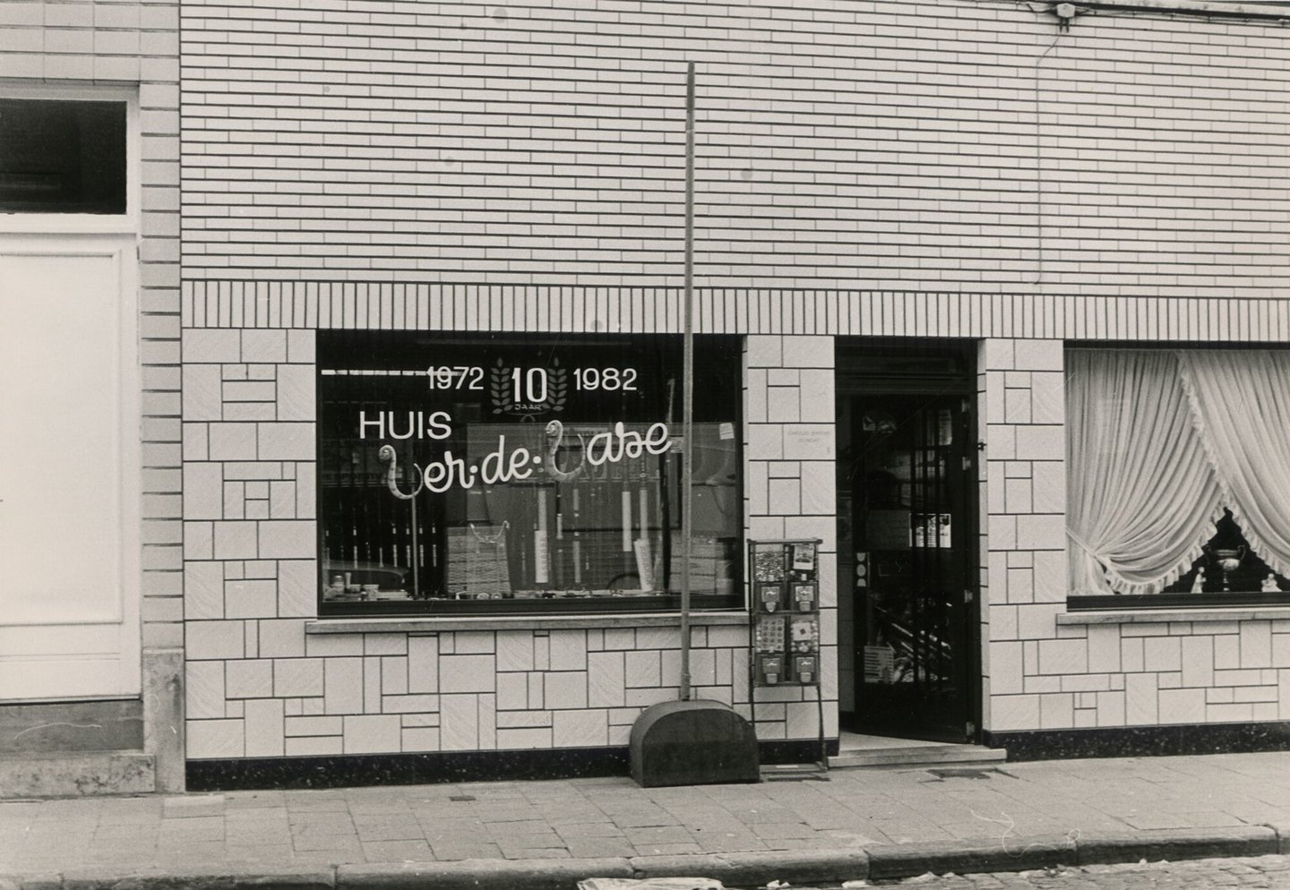 Etalage van Huis Ver. de. Vase, een winkel van hengelsportartikelen, in Gent