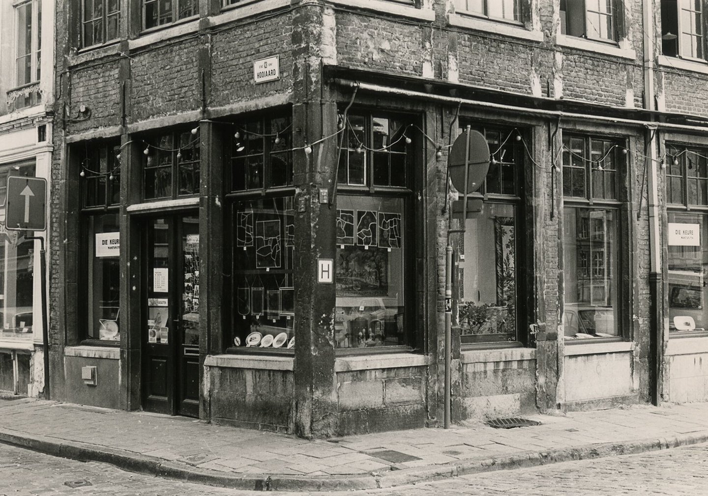 Etalage van een winkel voor souvenirs, kunst- en siervoorwerpen in Gent