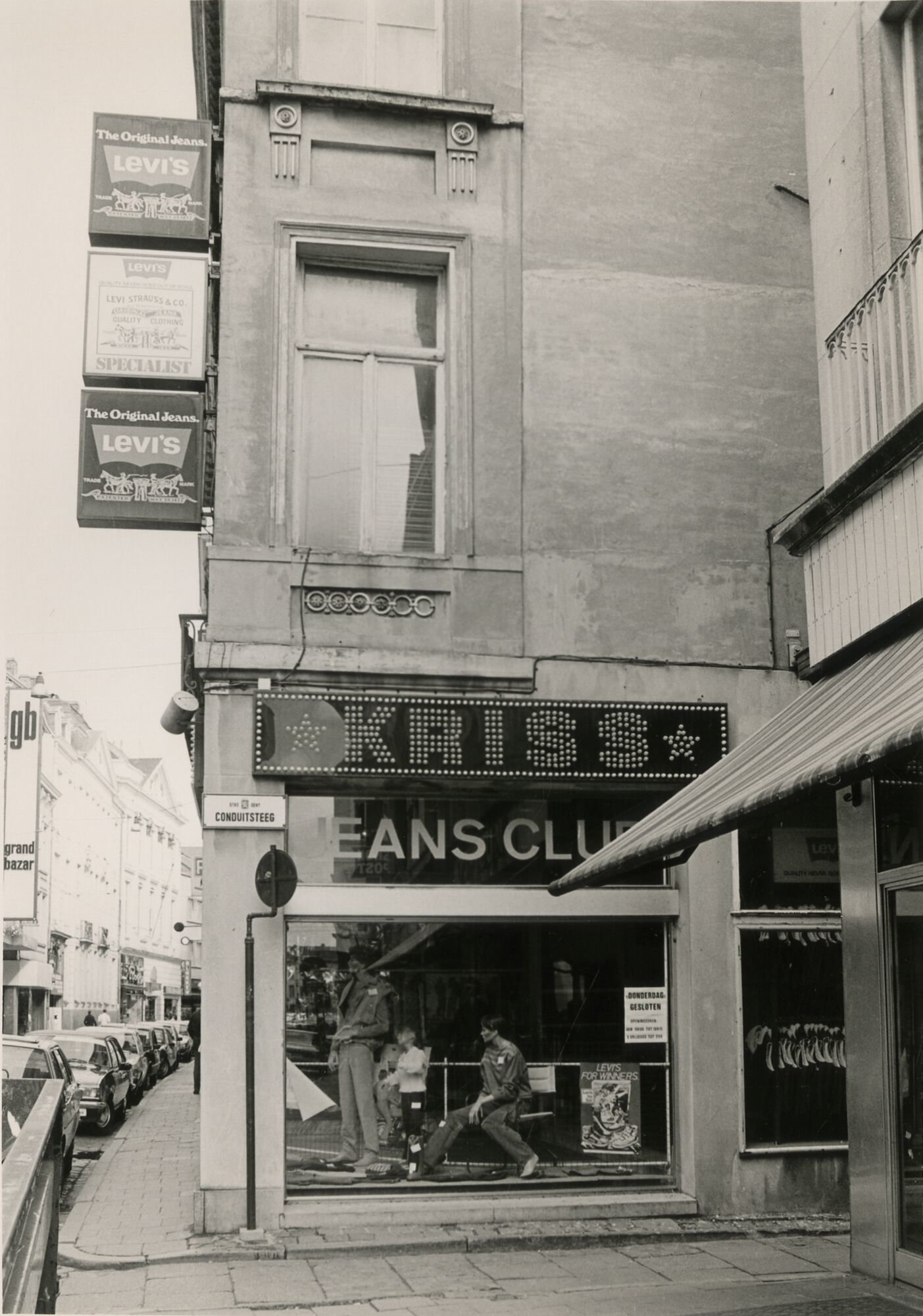 Etalage van kledingwinkel Jeansclub Kriss in Gent