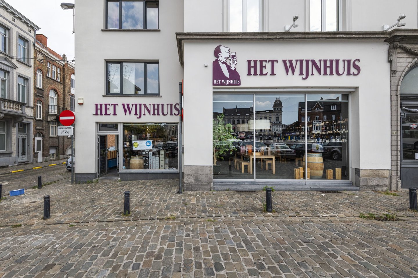 Etalage van wijnhandel en drankenhandel Het Wijnhuis in Gent