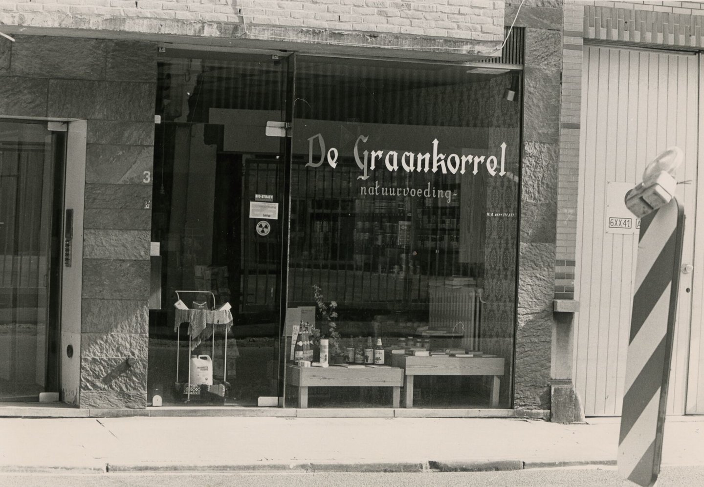 Etalage van natuurvoedingswinkel De Graankorrel in Gent