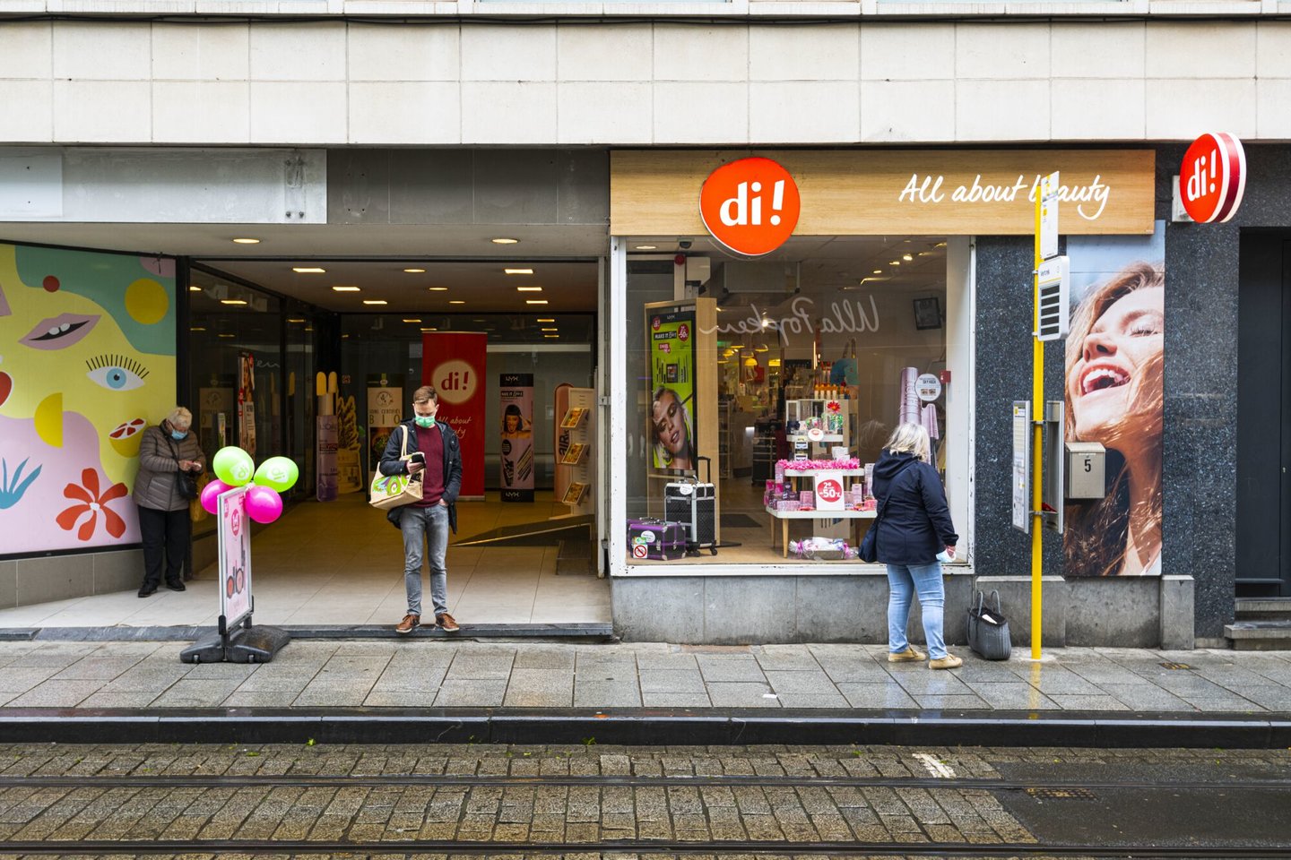 Etalage van een Di filiaal, een drogisterij in Gent