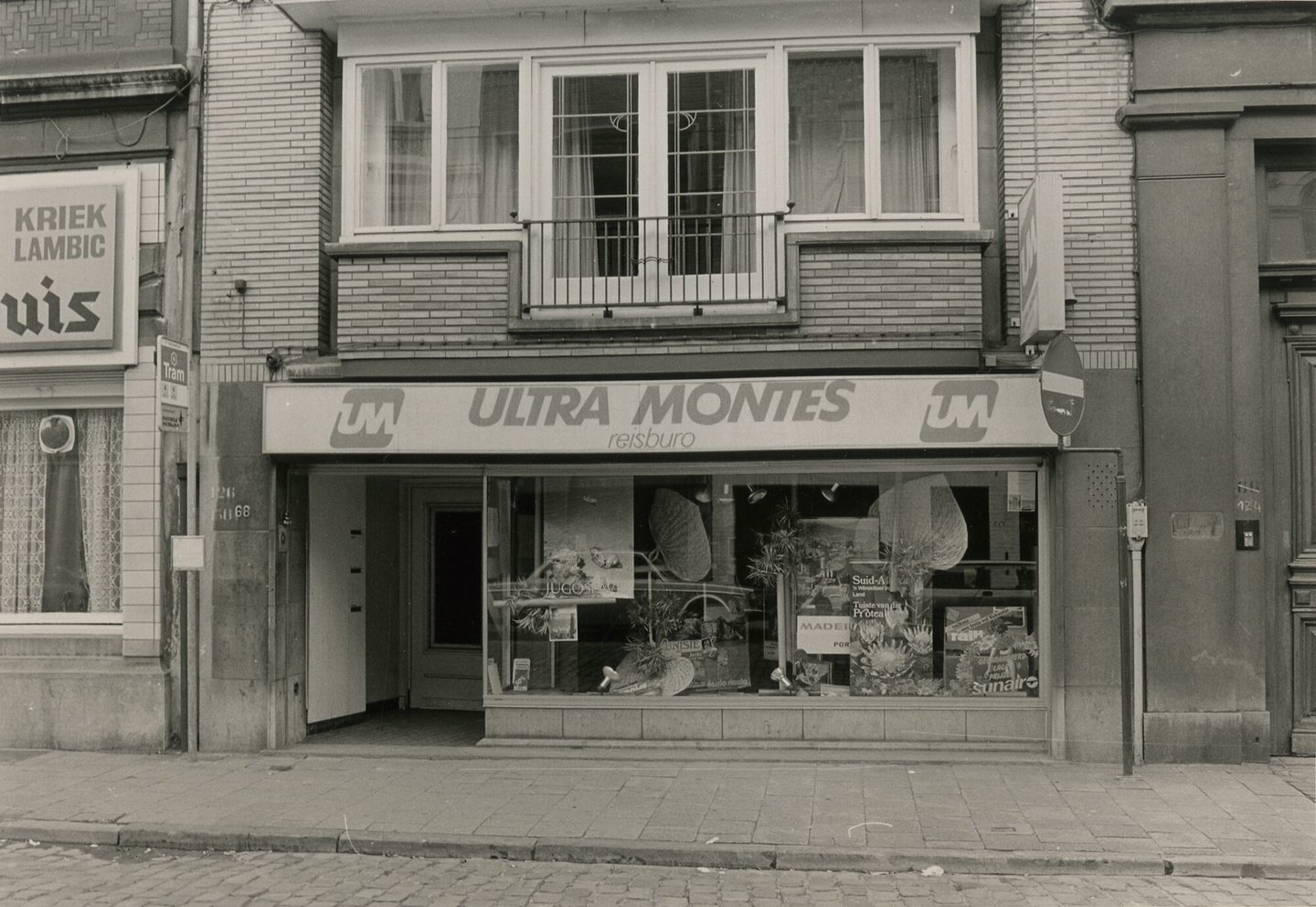 Etalage van reisbureau Ultra Montes in Gent