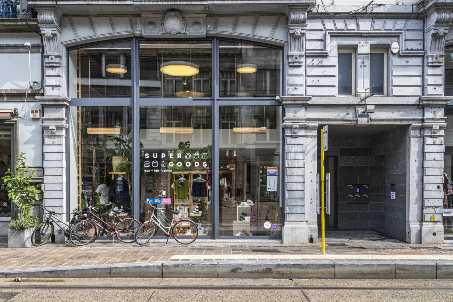 Etalage van kledingwinkel Supergoods in Gent